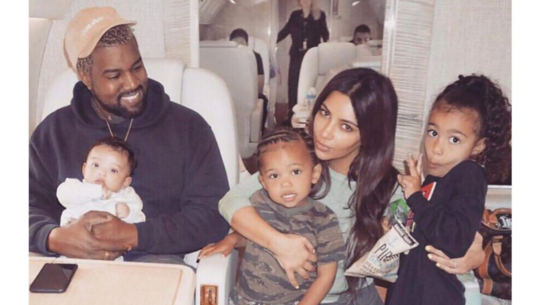 Captan al rapero Kanye West con sus hijos en aeropuerto de Oaxaca